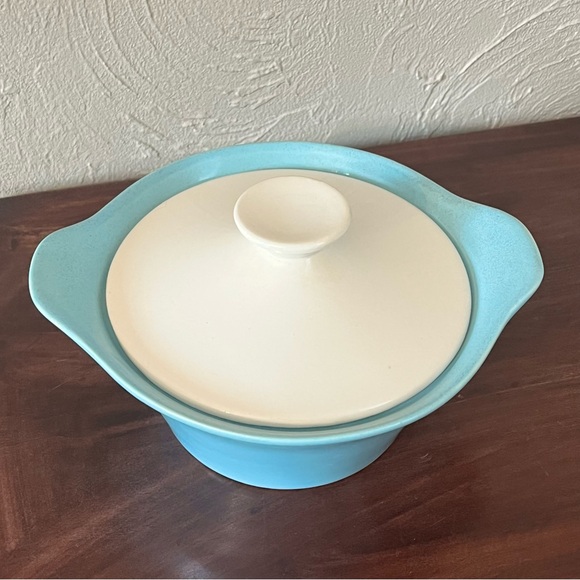 Vintage MCM Shawnee Pottery Turquoise Blue White 9" Covered Casserole Dish - Picture 2 of 10